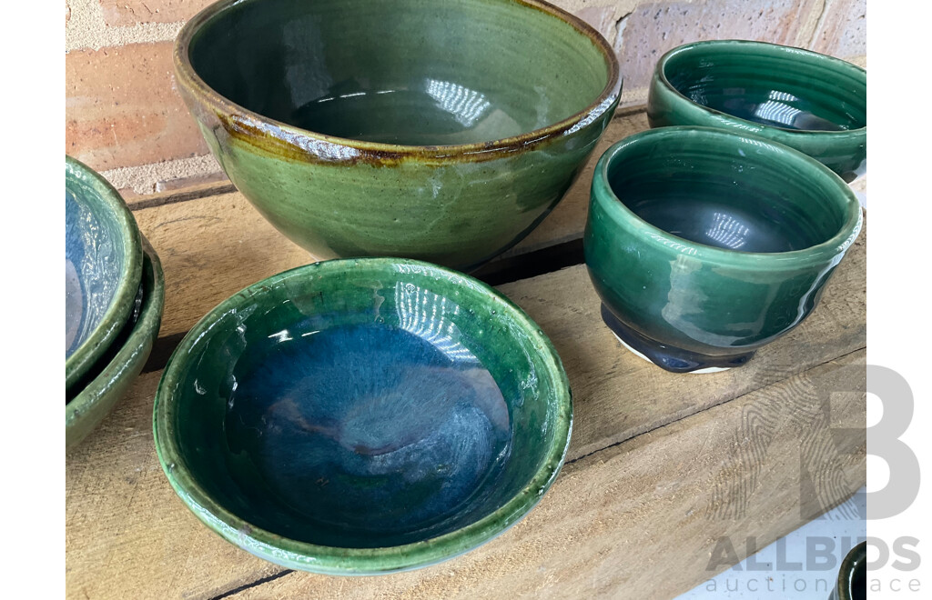 Roma Rubensohn (1927-2025) Collection of Studio Pottery Collection in Dark Green Tones - Lot of 16