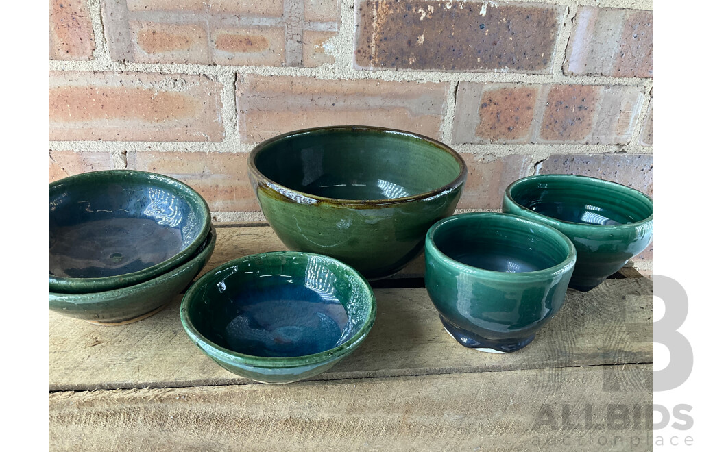 Roma Rubensohn (1927-2025) Collection of Studio Pottery Collection in Dark Green Tones - Lot of 16