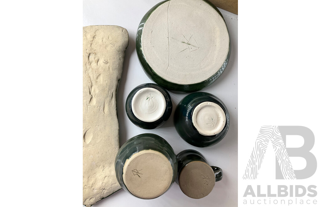Roma Rubensohn (1927-2025) Collection of Studio Pottery Collection in Dark Green Tones - Lot of 16