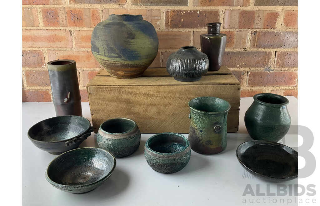 Roma Rubensohn (1927-2025) Collection of Studio Pottery Collection in Green Brown Tones - Lot of 11