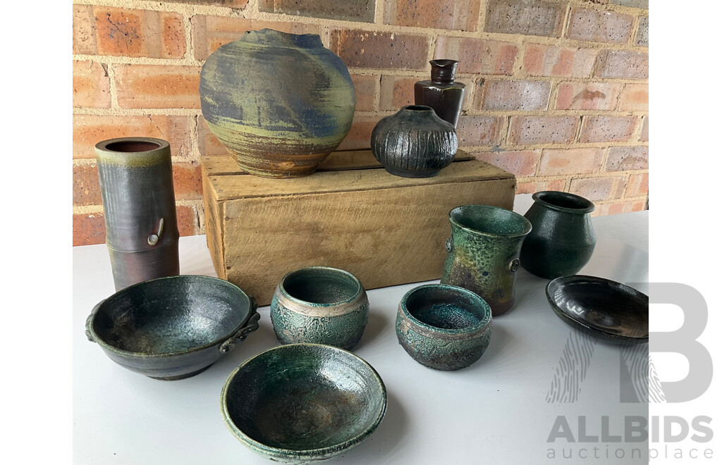Roma Rubensohn (1927-2025) Collection of Studio Pottery Collection in Green Brown Tones - Lot of 11