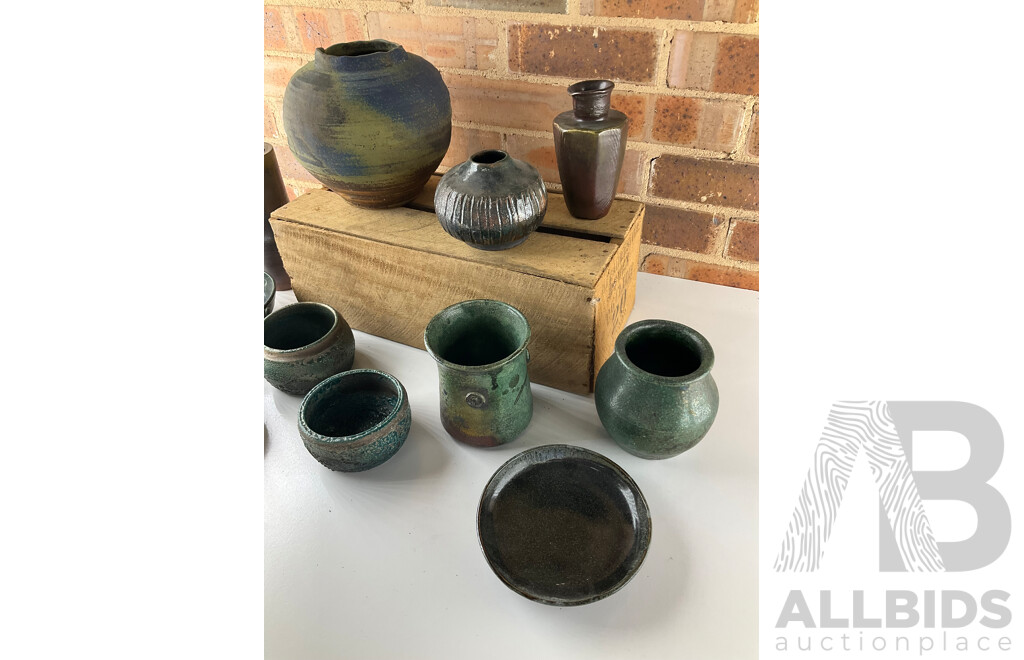 Roma Rubensohn (1927-2025) Collection of Studio Pottery Collection in Green Brown Tones - Lot of 11