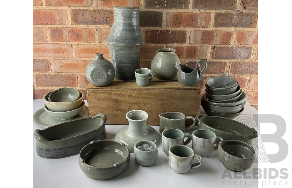 Roma Rubensohn (1927-2025) Collection of Studio Pottery Collection in Green Beige Tones - Lot of 26