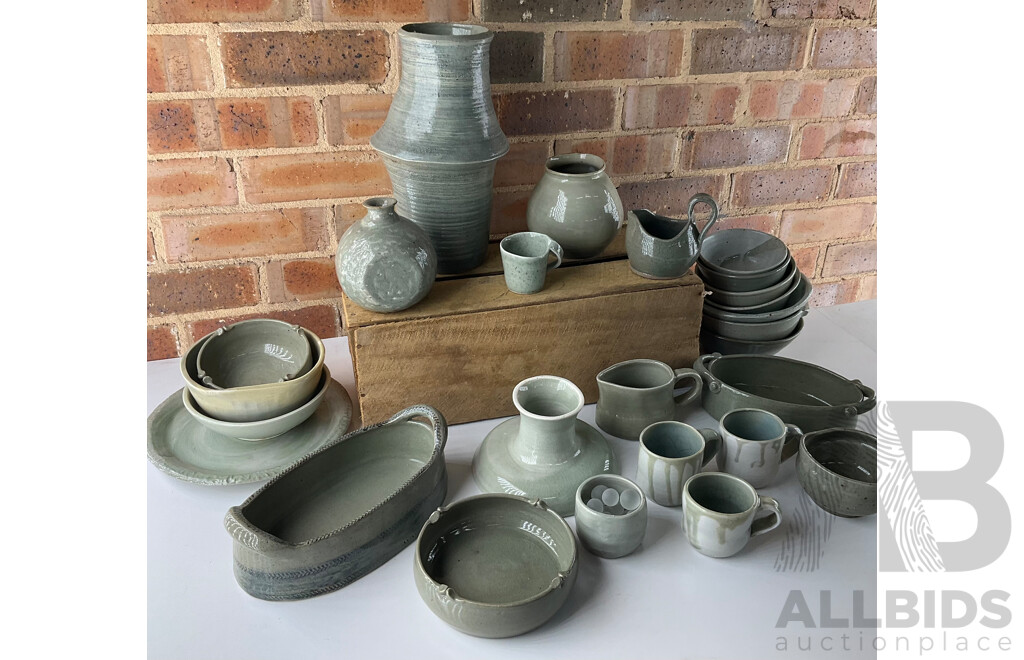 Roma Rubensohn (1927-2025) Collection of Studio Pottery Collection in Green Beige Tones - Lot of 26