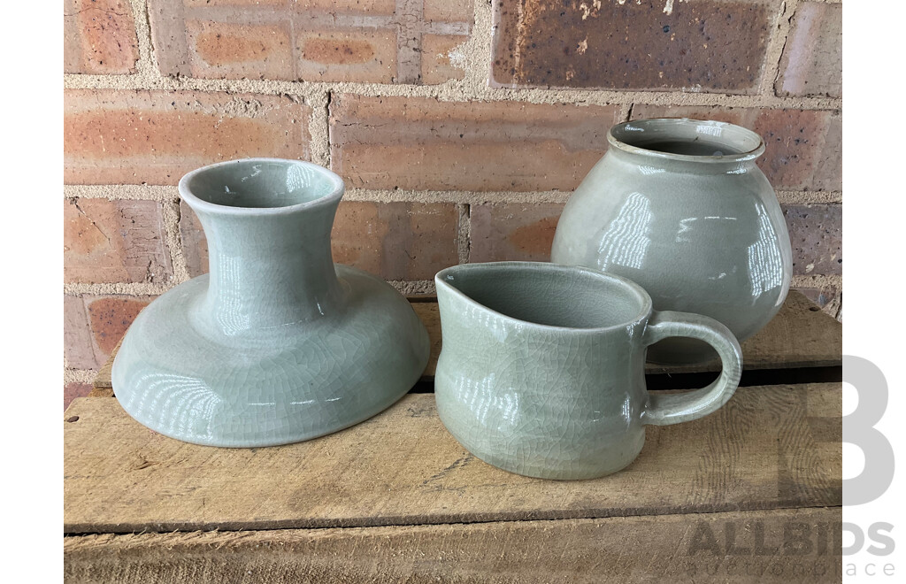 Roma Rubensohn (1927-2025) Collection of Studio Pottery Collection in Green Beige Tones - Lot of 26