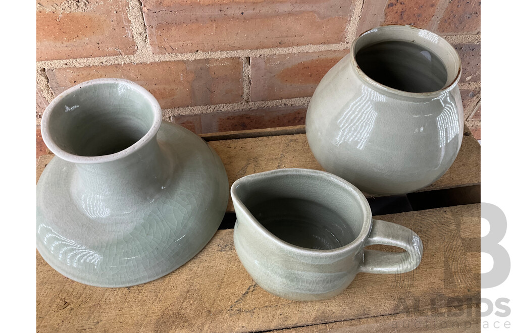 Roma Rubensohn (1927-2025) Collection of Studio Pottery Collection in Green Beige Tones - Lot of 26