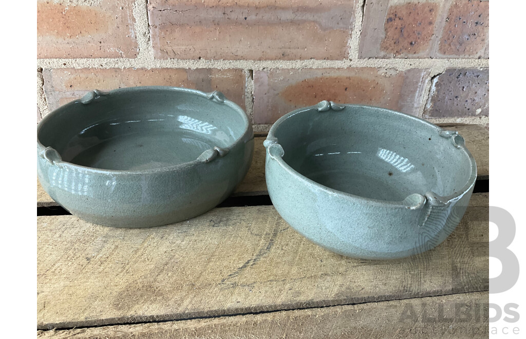 Roma Rubensohn (1927-2025) Collection of Studio Pottery Collection in Green Beige Tones - Lot of 26