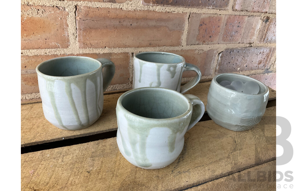 Roma Rubensohn (1927-2025) Collection of Studio Pottery Collection in Green Beige Tones - Lot of 26