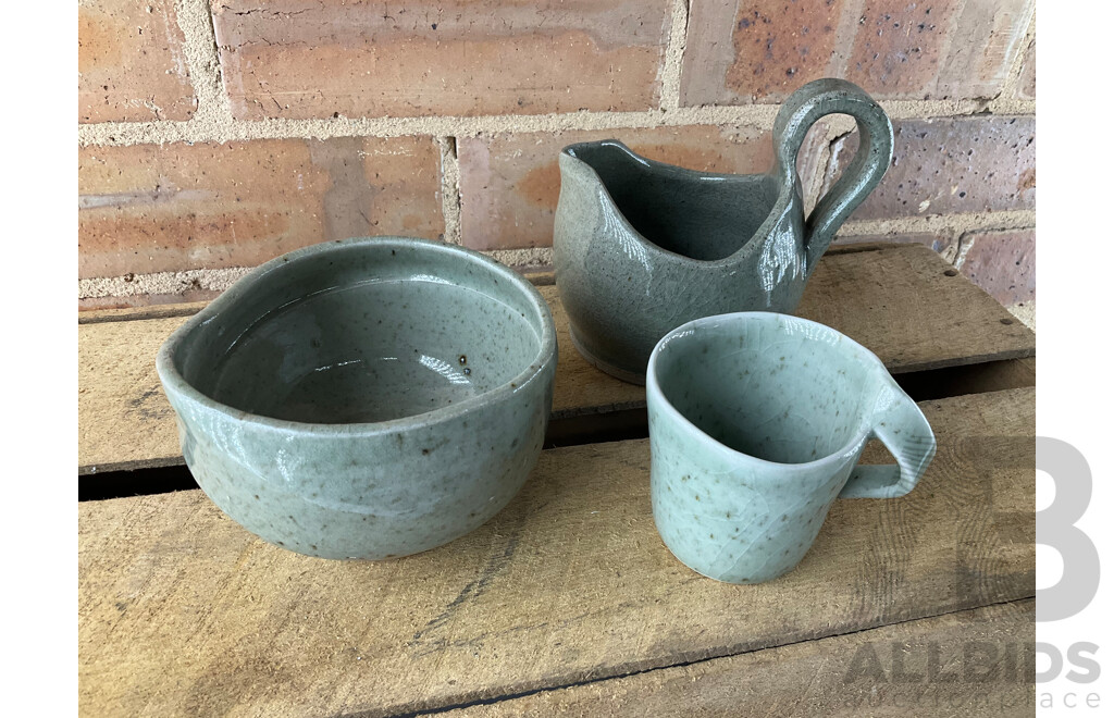 Roma Rubensohn (1927-2025) Collection of Studio Pottery Collection in Green Beige Tones - Lot of 26
