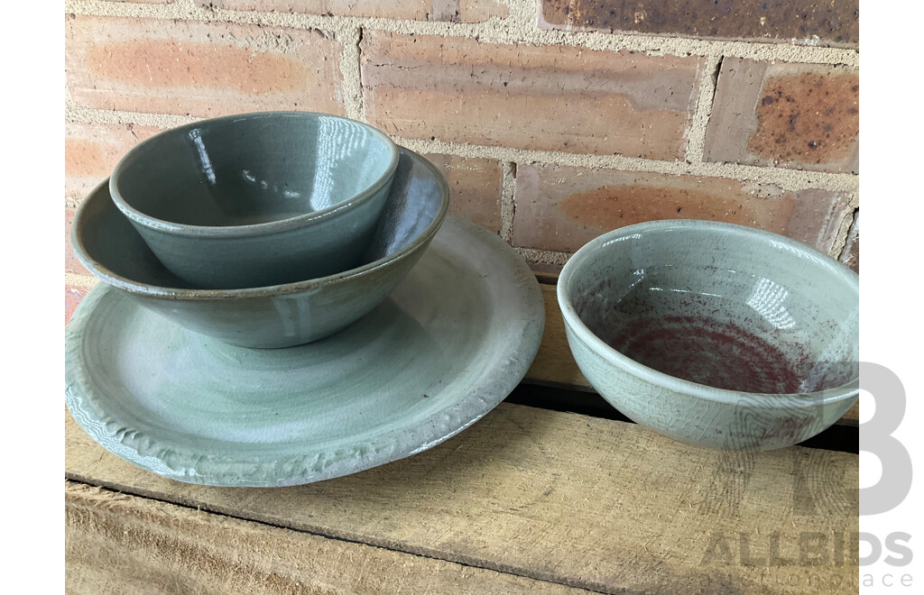 Roma Rubensohn (1927-2025) Collection of Studio Pottery Collection in Green Beige Tones - Lot of 26