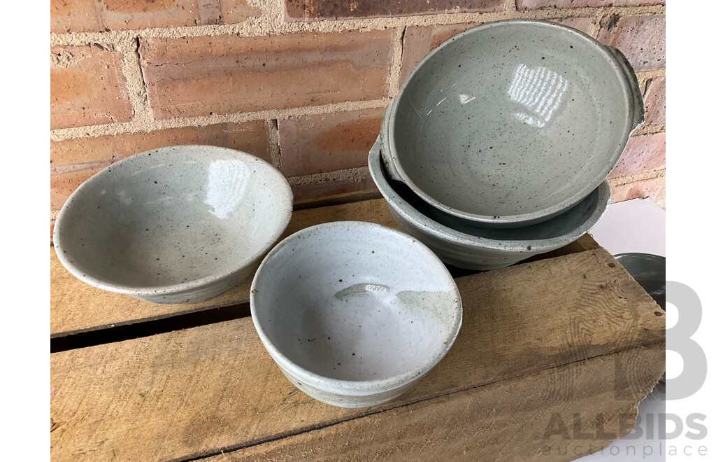 Roma Rubensohn (1927-2025) Collection of Studio Pottery Collection in Green Beige Tones - Lot of 26