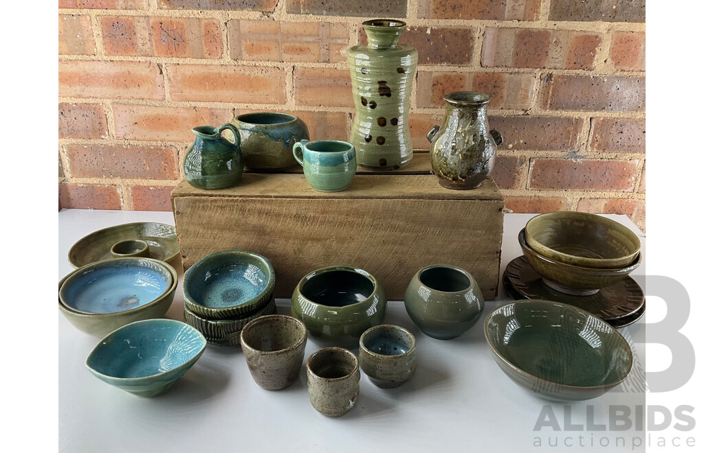 Roma Rubensohn (1927-2025) Collection of Studio Pottery Collection in Green Tones - Lot of 21