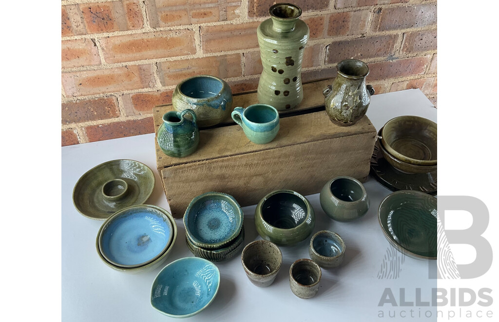 Roma Rubensohn (1927-2025) Collection of Studio Pottery Collection in Green Tones - Lot of 21