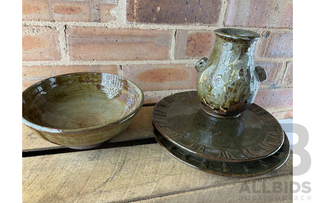 Roma Rubensohn (1927-2025) Collection of Studio Pottery Collection in Green Tones - Lot of 21