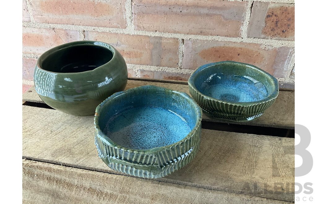 Roma Rubensohn (1927-2025) Collection of Studio Pottery Collection in Green Tones - Lot of 21