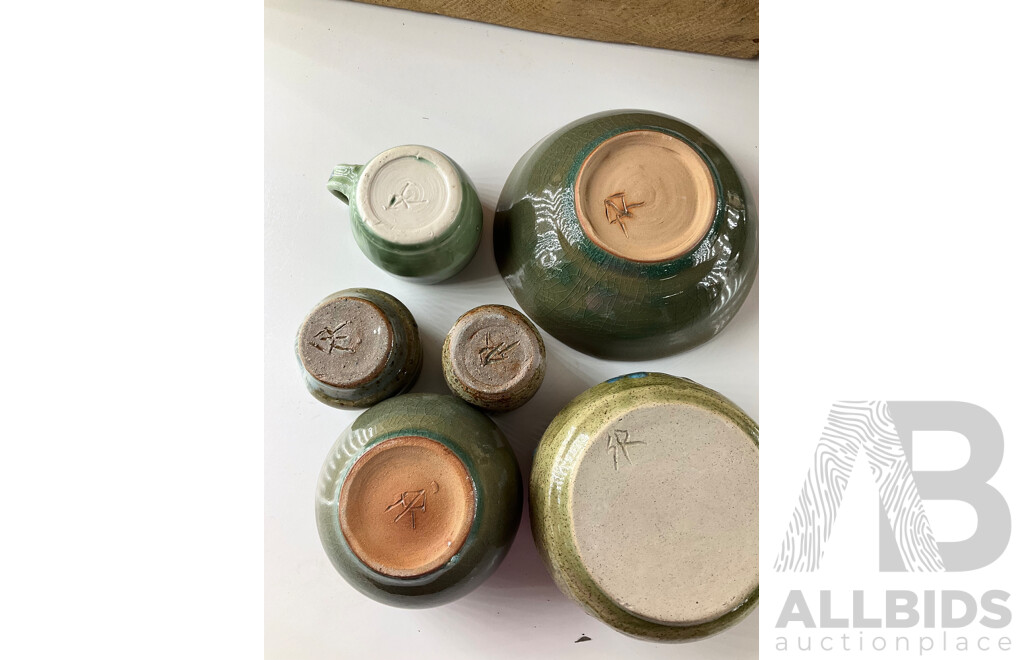 Roma Rubensohn (1927-2025) Collection of Studio Pottery Collection in Green Tones - Lot of 21