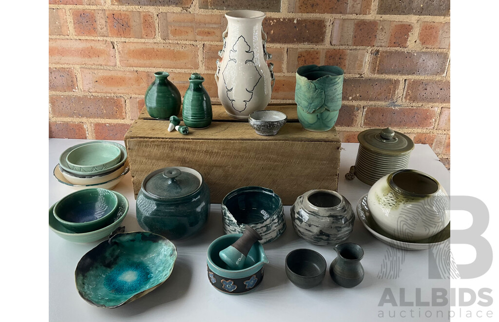 Roma Rubensohn (1927-2025) Collection of Studio Pottery in Green Tones and others- Lot of 21