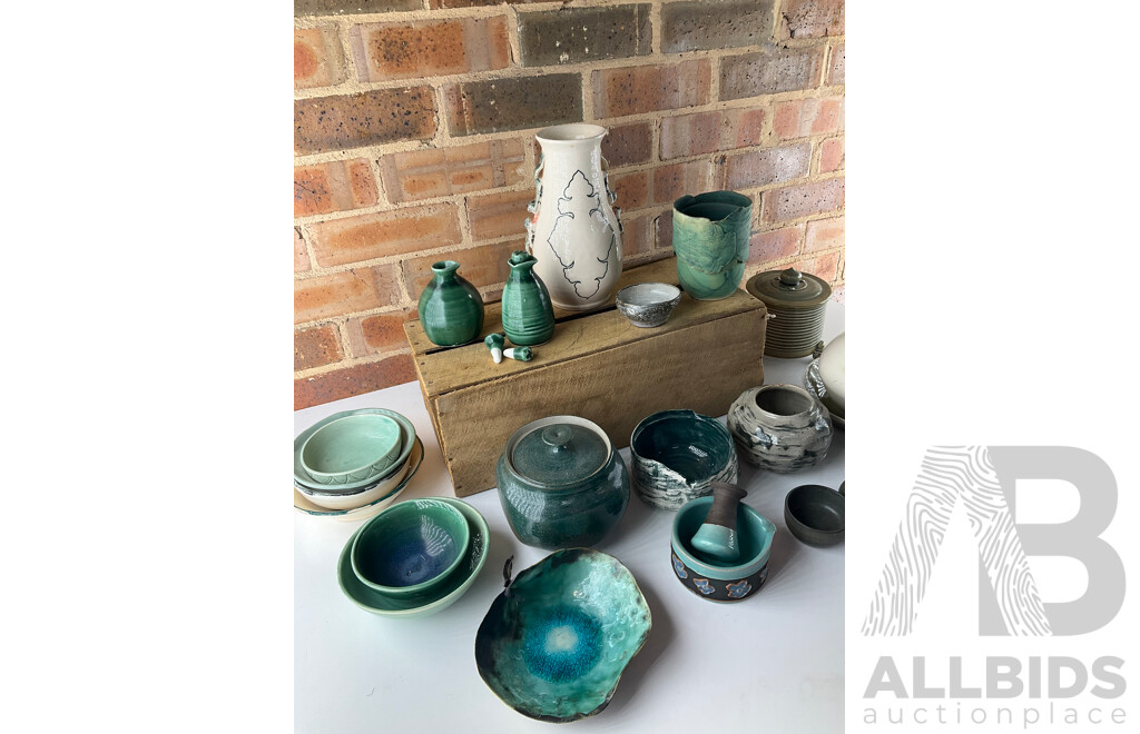 Roma Rubensohn (1927-2025) Collection of Studio Pottery in Green Tones and others- Lot of 21