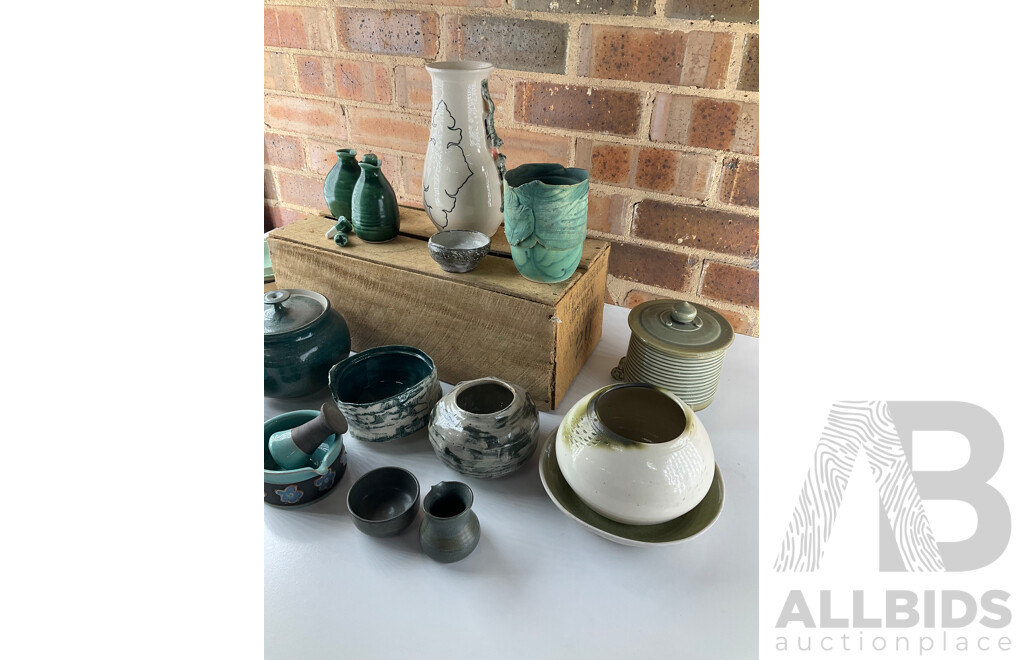Roma Rubensohn (1927-2025) Collection of Studio Pottery in Green Tones and others- Lot of 21