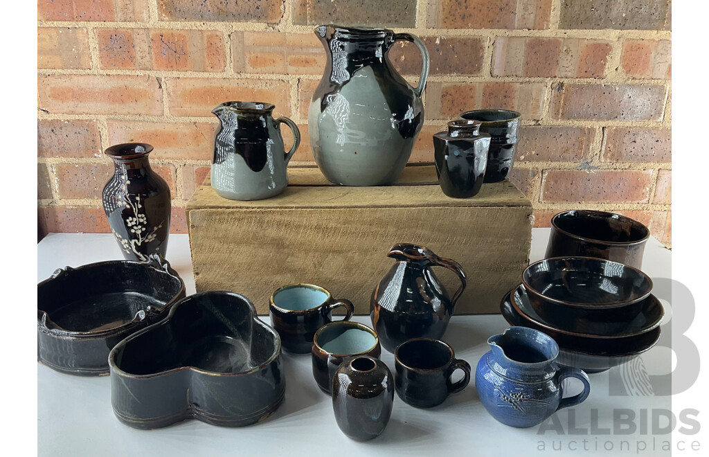 Roma Rubensohn (1927-2025) Collection of Studio Pottery in Blue and Green Tones - Lot of 17