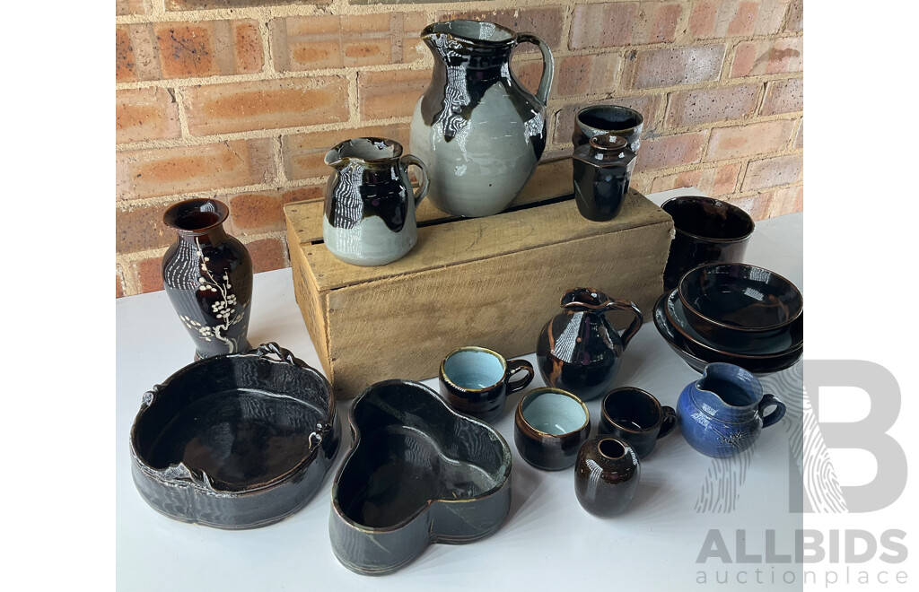 Roma Rubensohn (1927-2025) Collection of Studio Pottery in Blue and Green Tones - Lot of 17