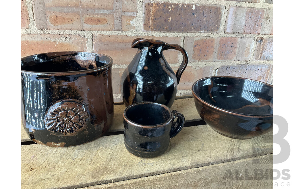 Roma Rubensohn (1927-2025) Collection of Studio Pottery in Blue and Green Tones - Lot of 17