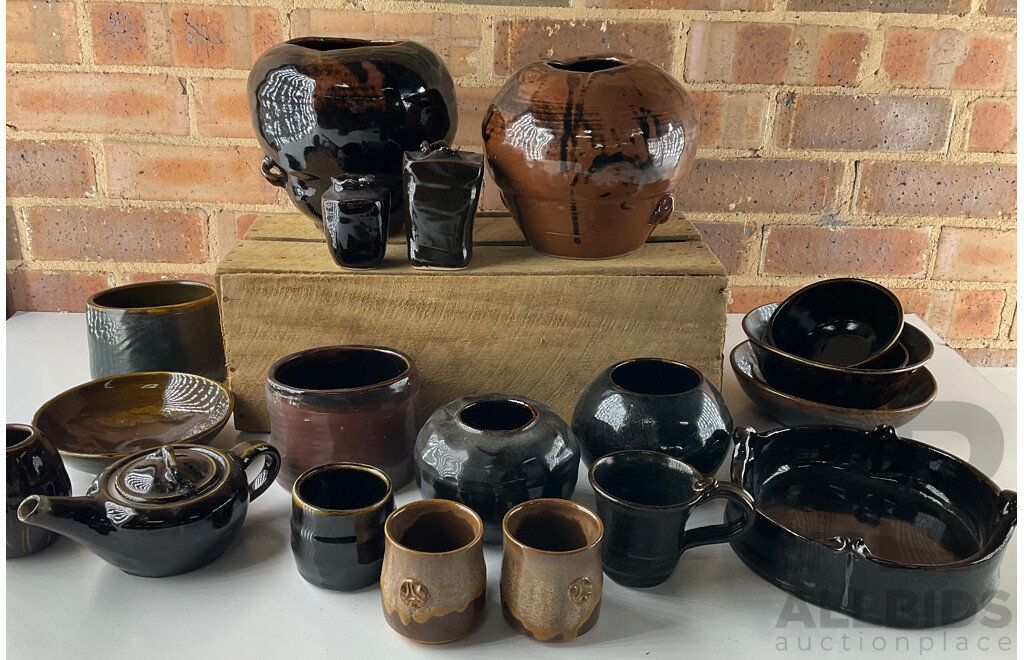 Roma Rubensohn (1927-2025) Collection of Studio Pottery in Brown Tones - Lot of 20