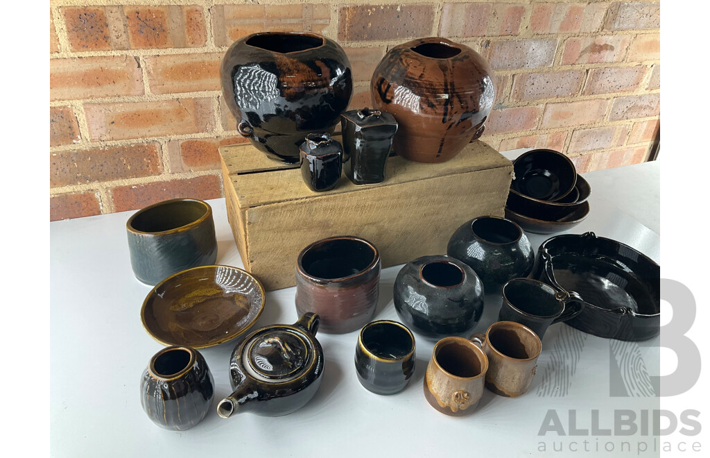 Roma Rubensohn (1927-2025) Collection of Studio Pottery in Brown Tones - Lot of 20