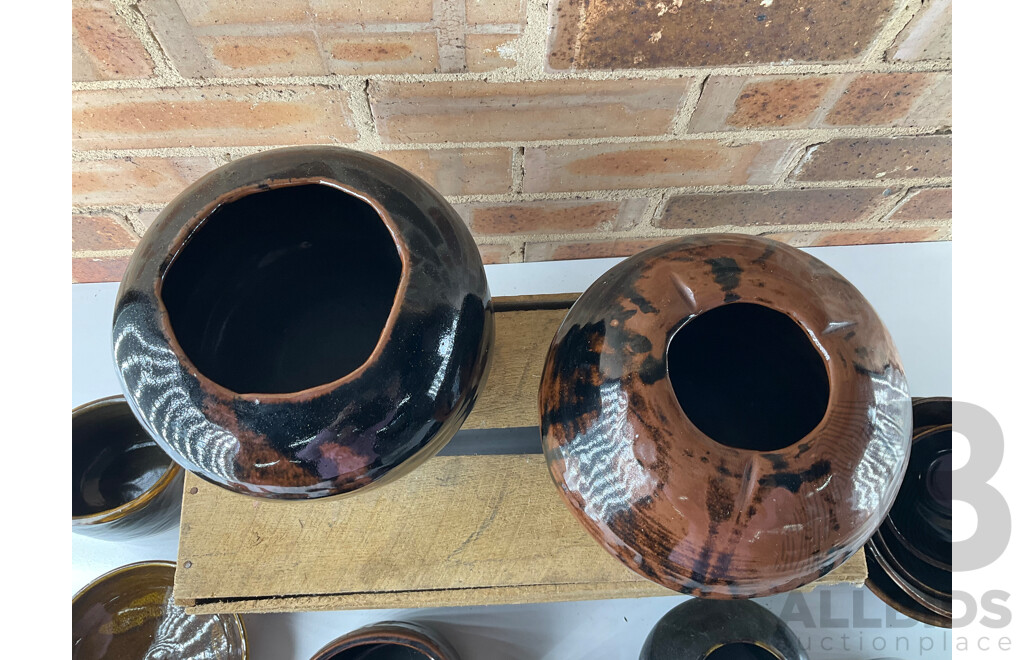 Roma Rubensohn (1927-2025) Collection of Studio Pottery in Brown Tones - Lot of 20