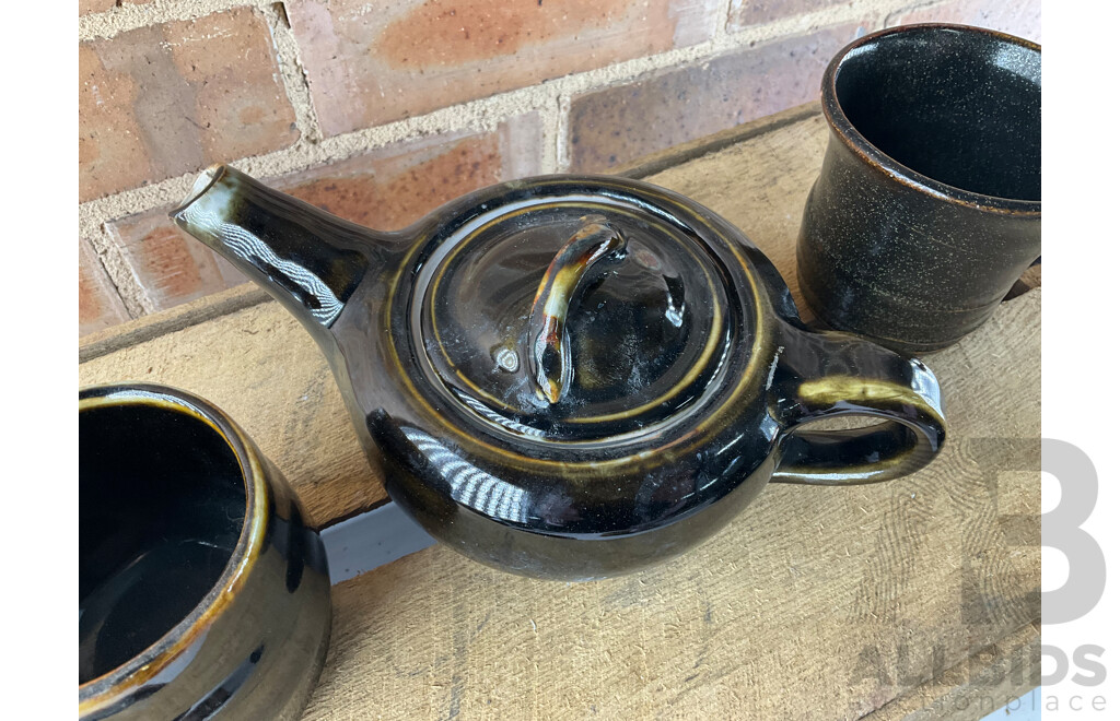 Roma Rubensohn (1927-2025) Collection of Studio Pottery in Brown Tones - Lot of 20