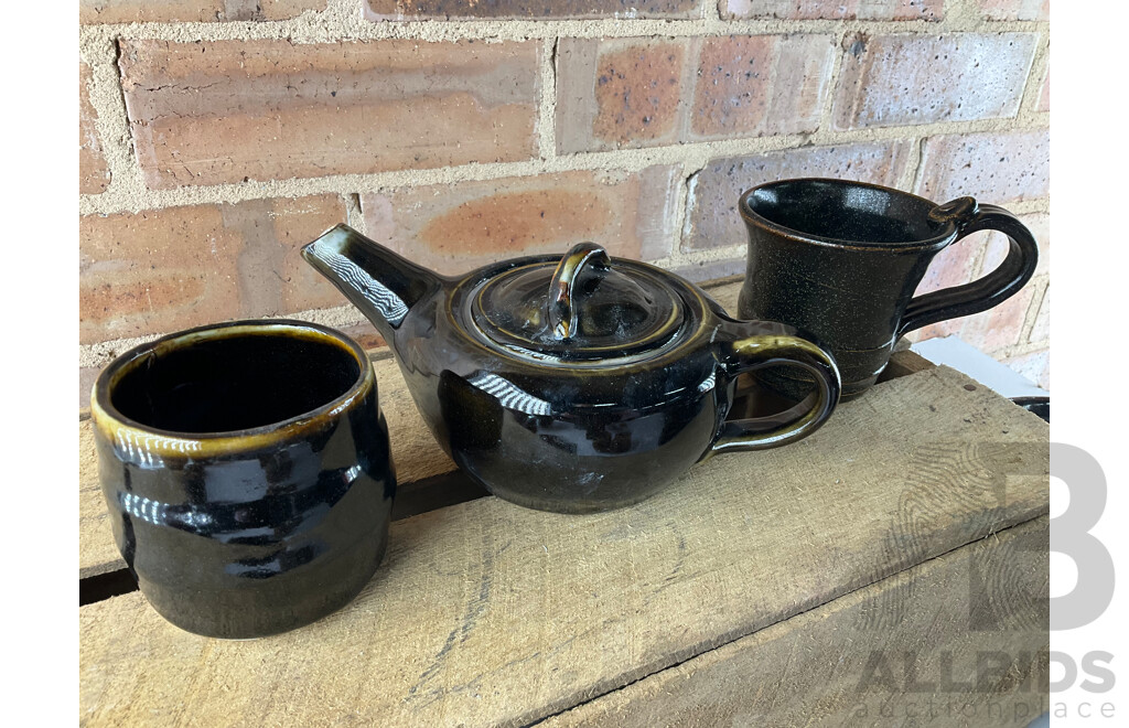 Roma Rubensohn (1927-2025) Collection of Studio Pottery in Brown Tones - Lot of 20