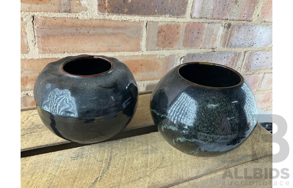 Roma Rubensohn (1927-2025) Collection of Studio Pottery in Brown Tones - Lot of 20
