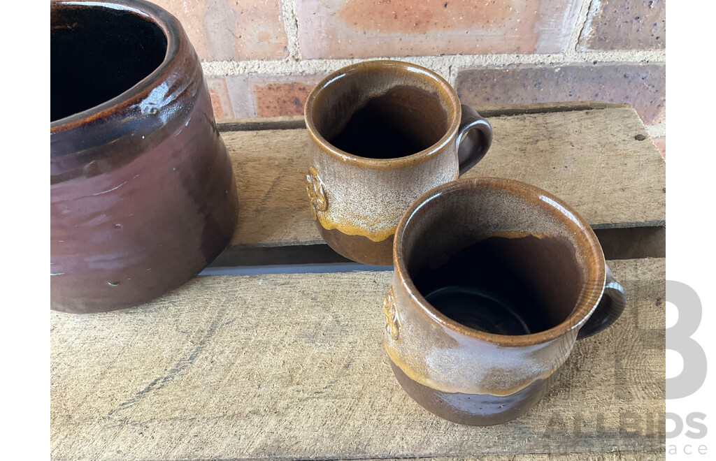 Roma Rubensohn (1927-2025) Collection of Studio Pottery in Brown Tones - Lot of 20