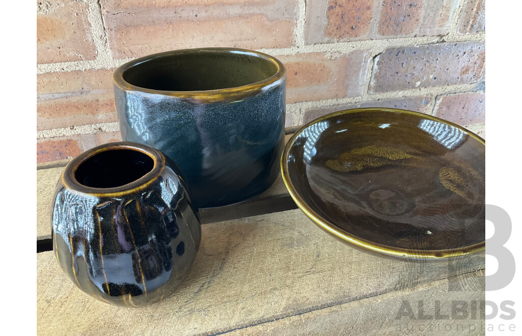 Roma Rubensohn (1927-2025) Collection of Studio Pottery in Brown Tones - Lot of 20
