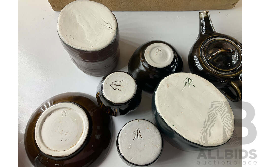 Roma Rubensohn (1927-2025) Collection of Studio Pottery in Brown Tones - Lot of 20