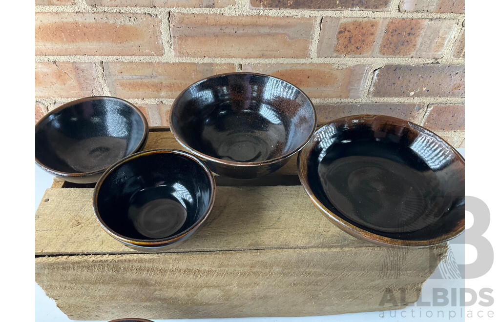 Roma Rubensohn (1927-2025) Collection of Studio Pottery in Brown Tones - Lot of 20