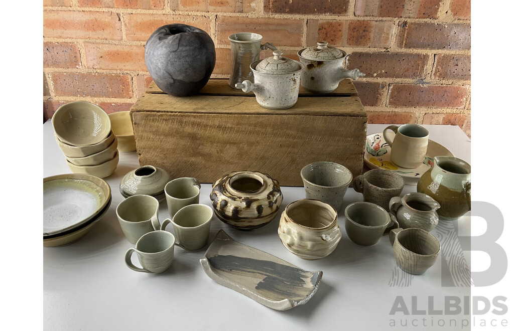 Roma Rubensohn (1927-2025) Collection of Studio Pottery in Beige Yellow Tones - Lot of 27