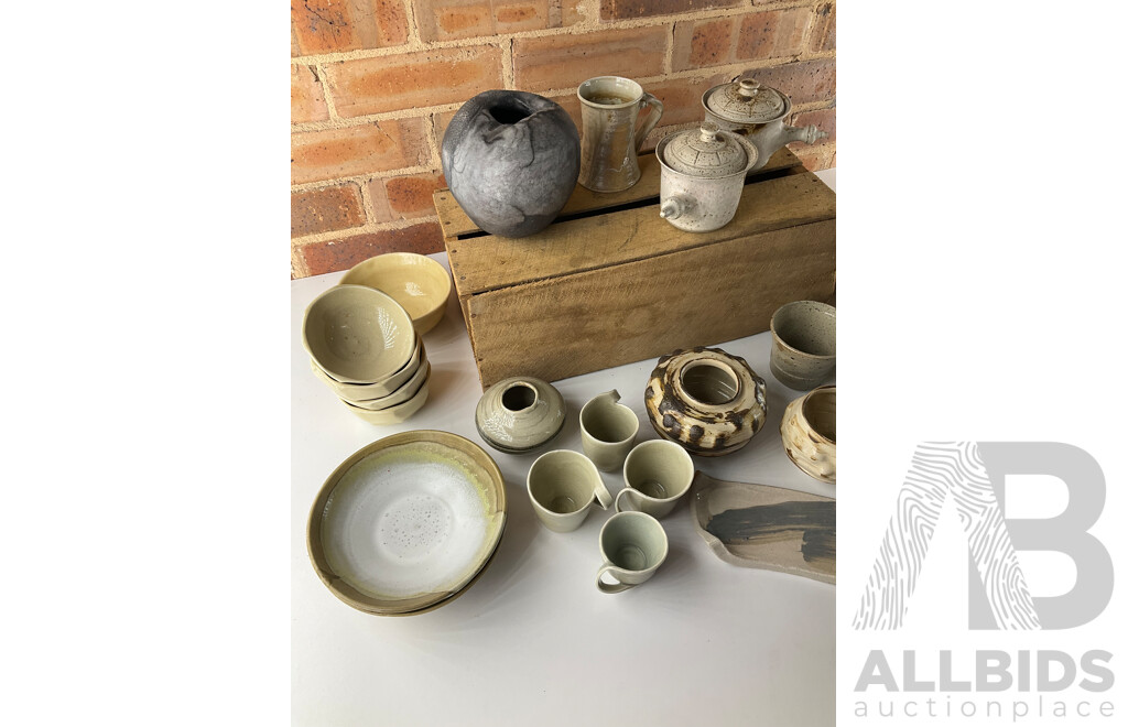 Roma Rubensohn (1927-2025) Collection of Studio Pottery in Beige Yellow Tones - Lot of 27