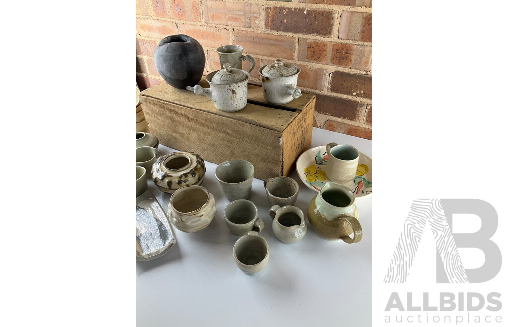 Roma Rubensohn (1927-2025) Collection of Studio Pottery in Beige Yellow Tones - Lot of 27