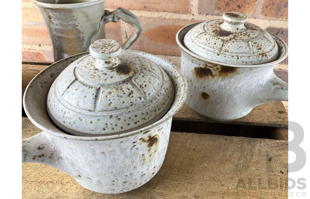 Roma Rubensohn (1927-2025) Collection of Studio Pottery in Beige Yellow Tones - Lot of 27