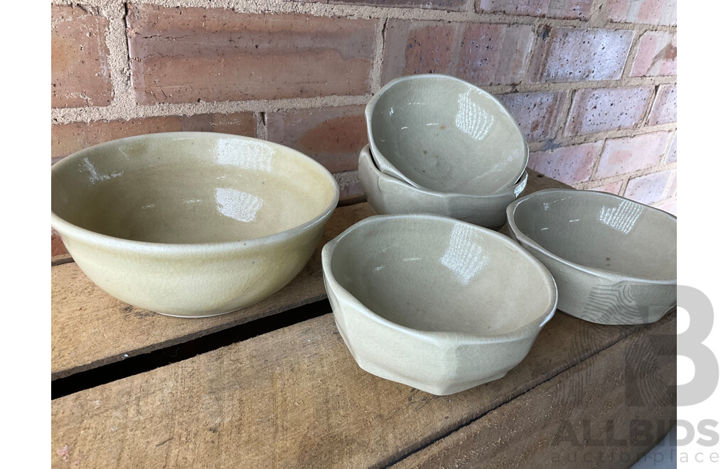 Roma Rubensohn (1927-2025) Collection of Studio Pottery in Beige Yellow Tones - Lot of 27