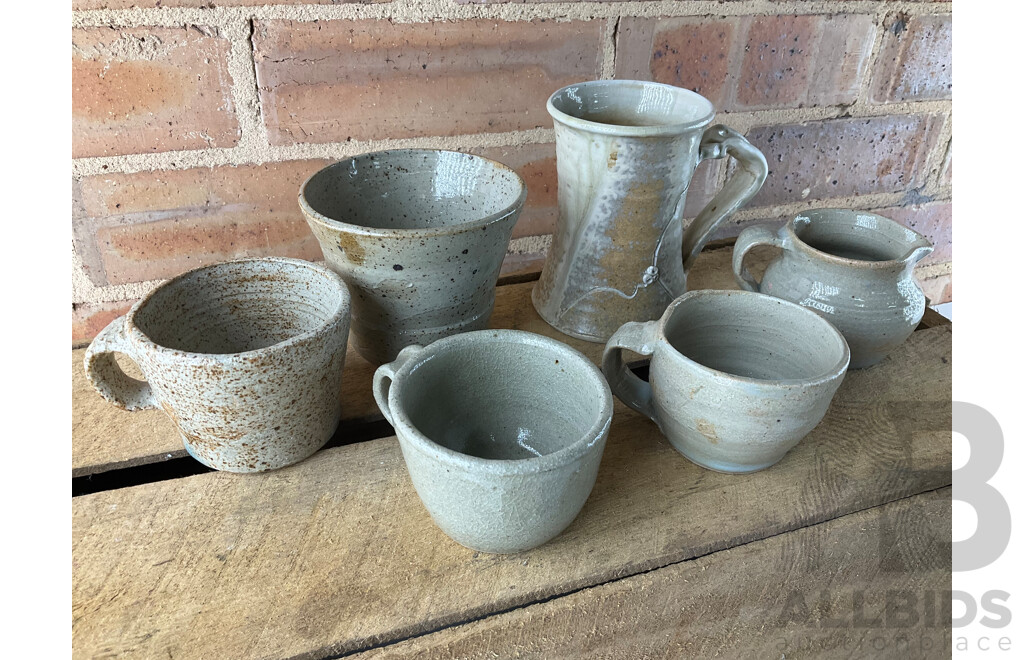 Roma Rubensohn (1927-2025) Collection of Studio Pottery in Beige Yellow Tones - Lot of 27