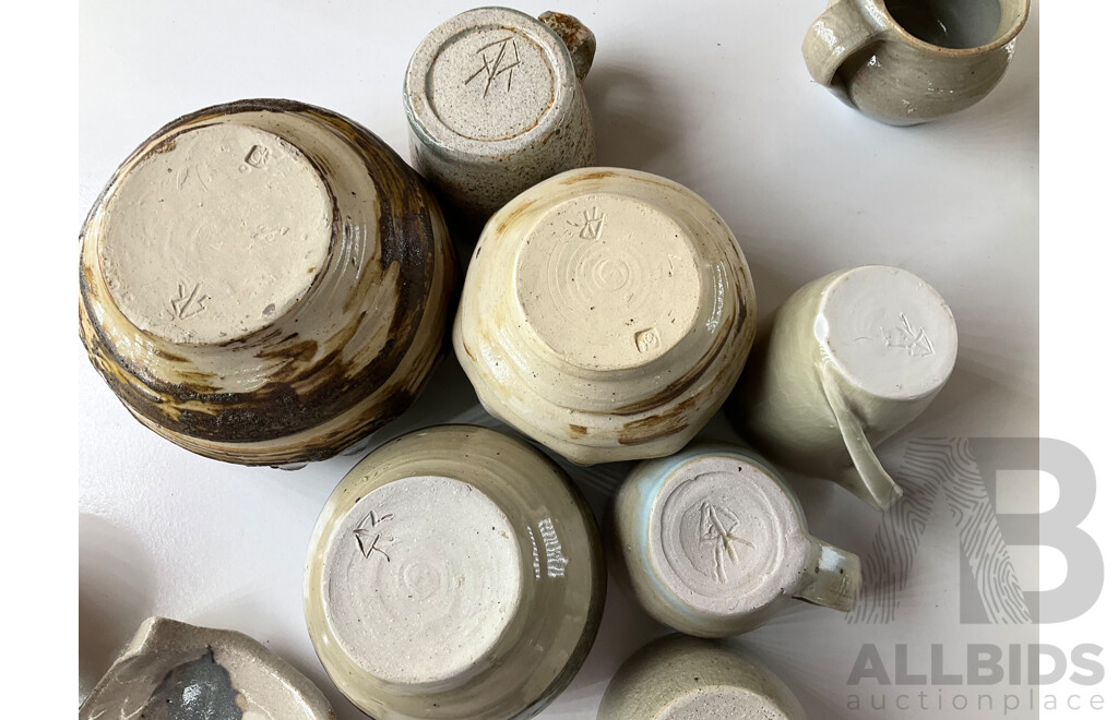 Roma Rubensohn (1927-2025) Collection of Studio Pottery in Beige Yellow Tones - Lot of 27
