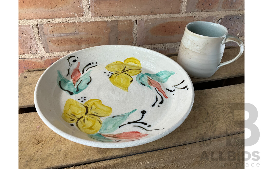 Roma Rubensohn (1927-2025) Collection of Studio Pottery in Beige Yellow Tones - Lot of 27