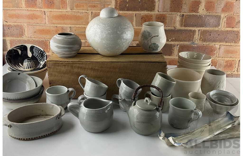 Roma Rubensohn (1927-2025) Collection of Studio Pottery Gray Tones and Others - Lot of 34