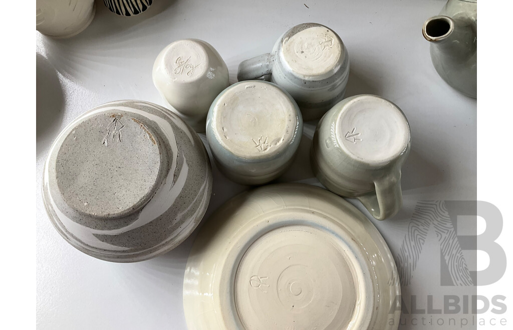 Roma Rubensohn (1927-2025) Collection of Studio Pottery Gray Tones and Others - Lot of 34