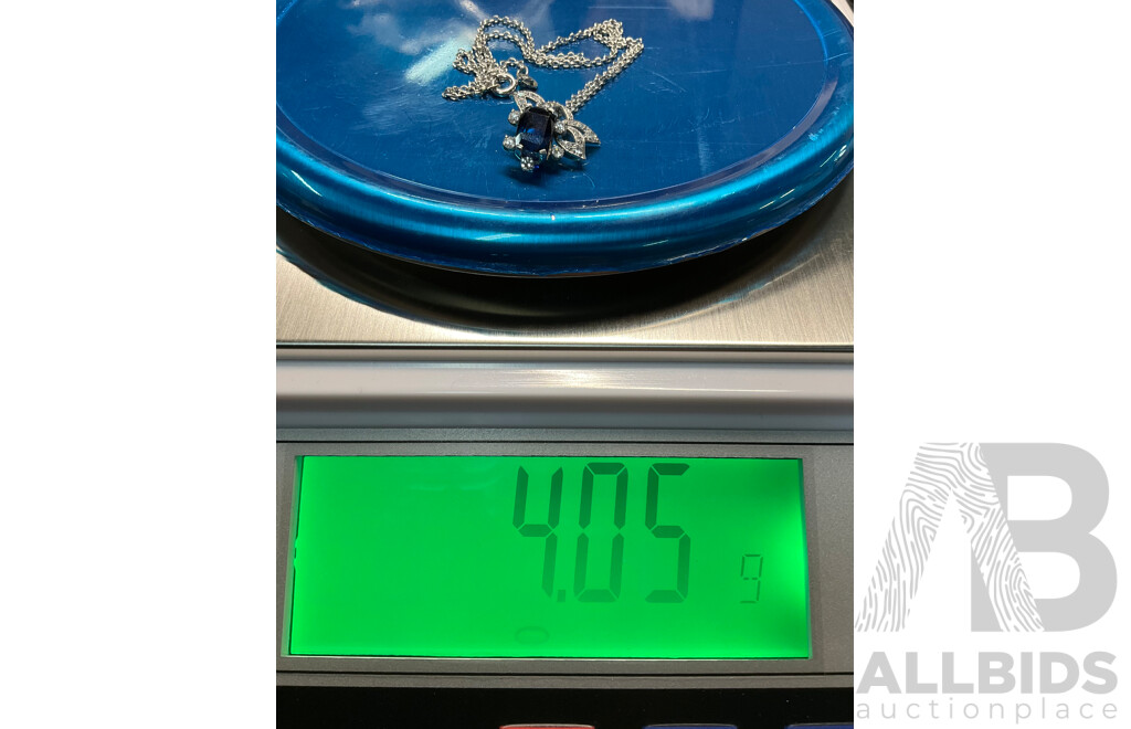 9ct White Gold Stone Pendant Necklace - Chain Hallmarked 375