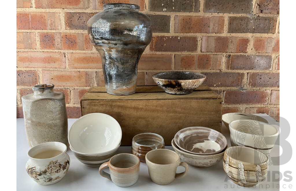 Roma Rubensohn (1927-2025) Collection of Studio Pottery Collection in Beige Brown Tones - Lot of 14