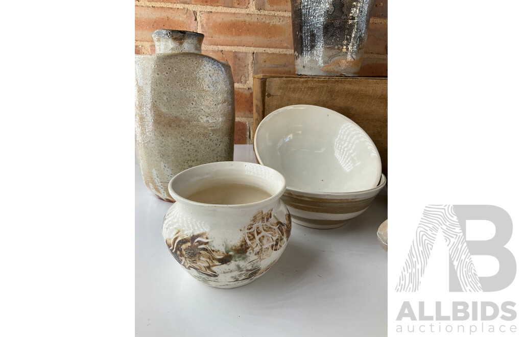 Roma Rubensohn (1927-2025) Collection of Studio Pottery Collection in Beige Brown Tones - Lot of 14