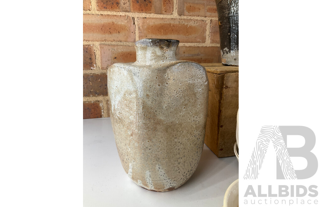Roma Rubensohn (1927-2025) Collection of Studio Pottery Collection in Beige Brown Tones - Lot of 14